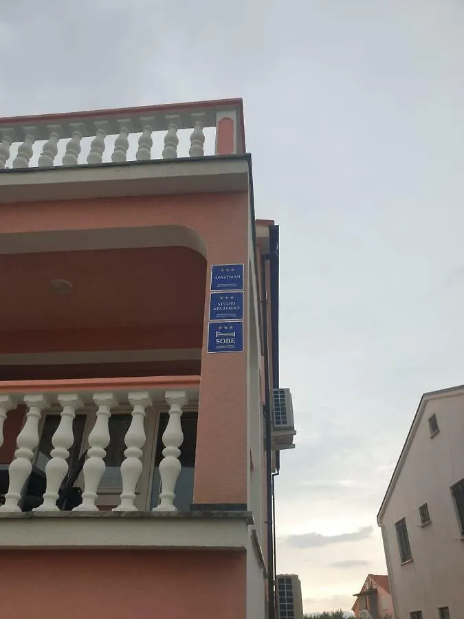 Apartmani L&L Povljana Affittacamere